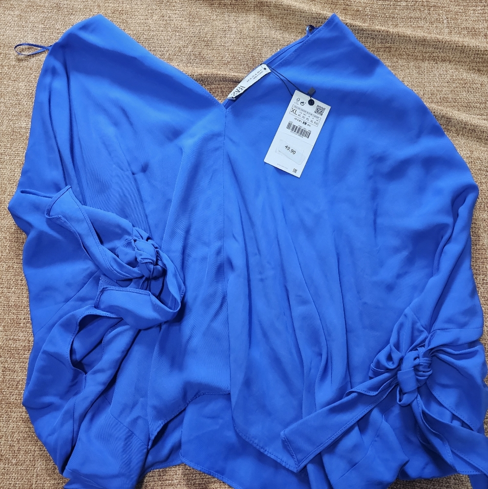 Gorgeous blue flowy top